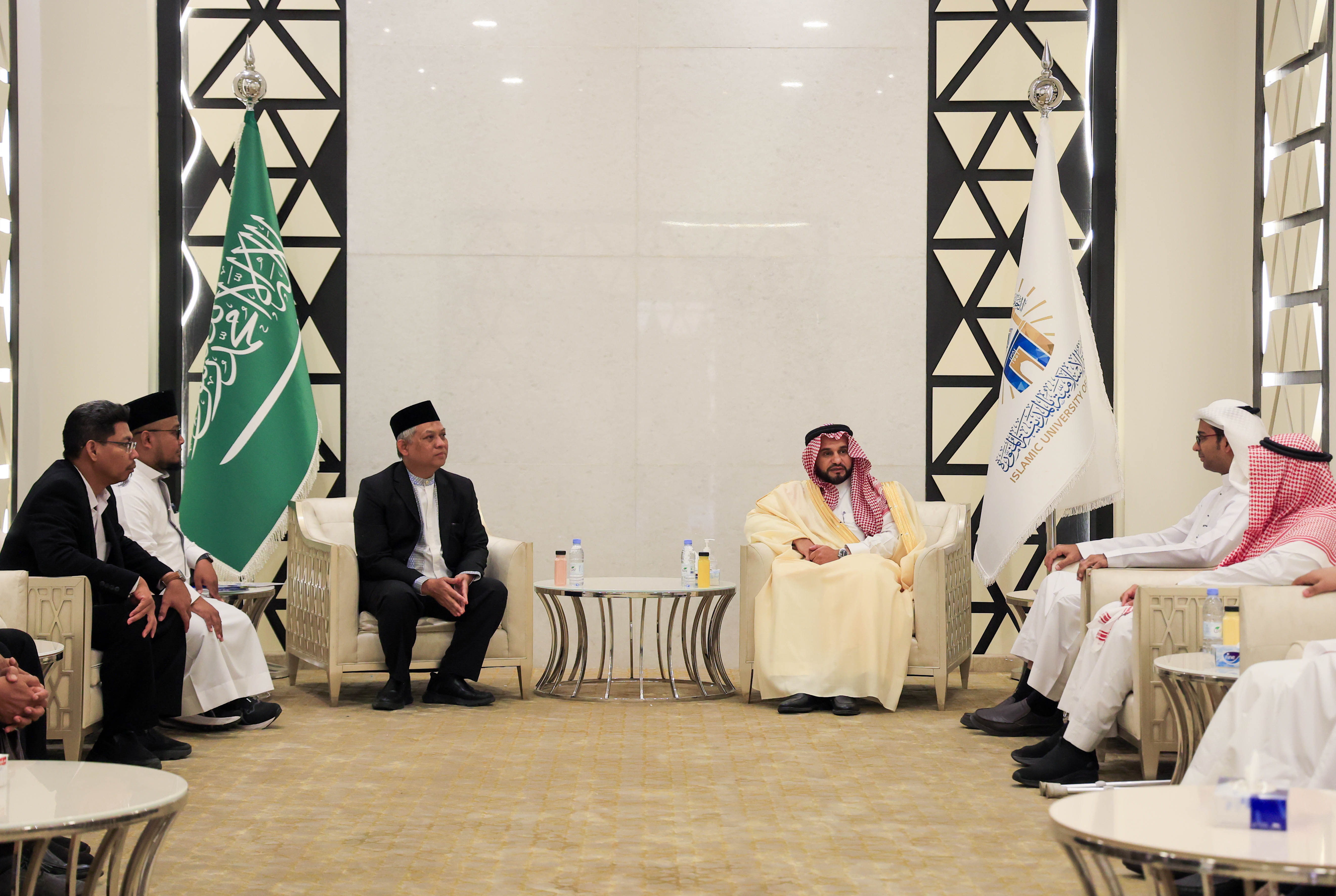 وفدًا إندونيسيًا يزور الجامعة الإسلامية.